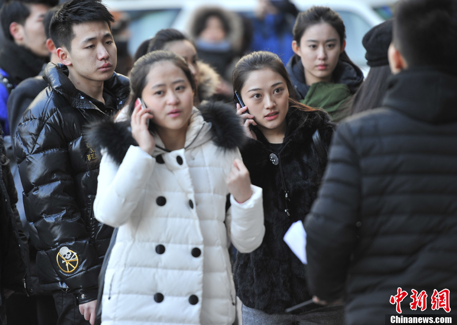 圖為表演系考生走出考場(chǎng)。