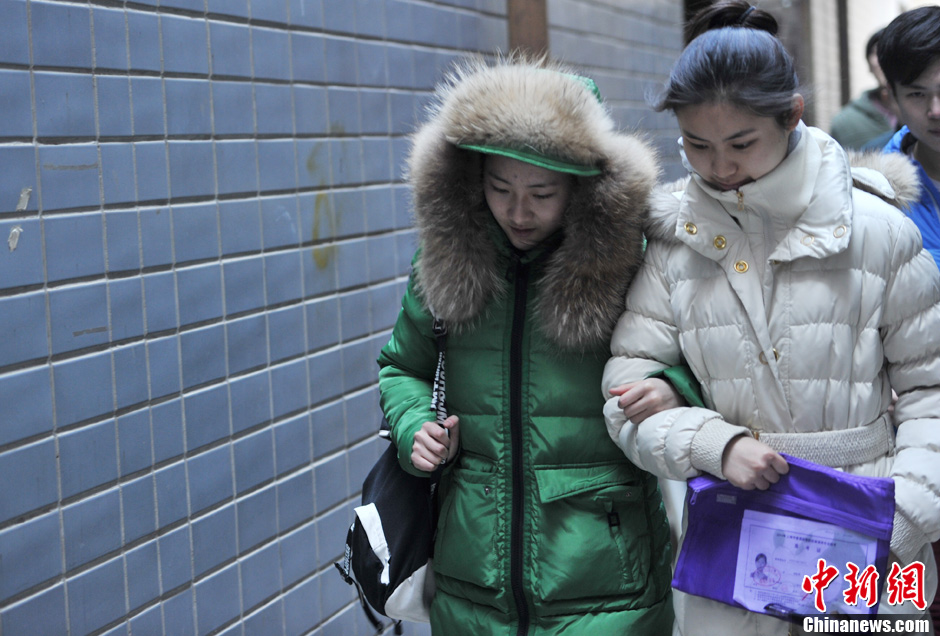 圖為表演系考生走出考場(chǎng)。