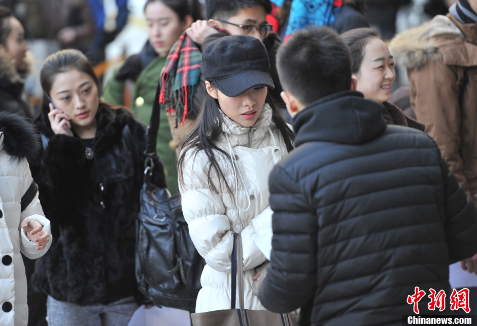 圖為表演系考生走出考場(chǎng)。