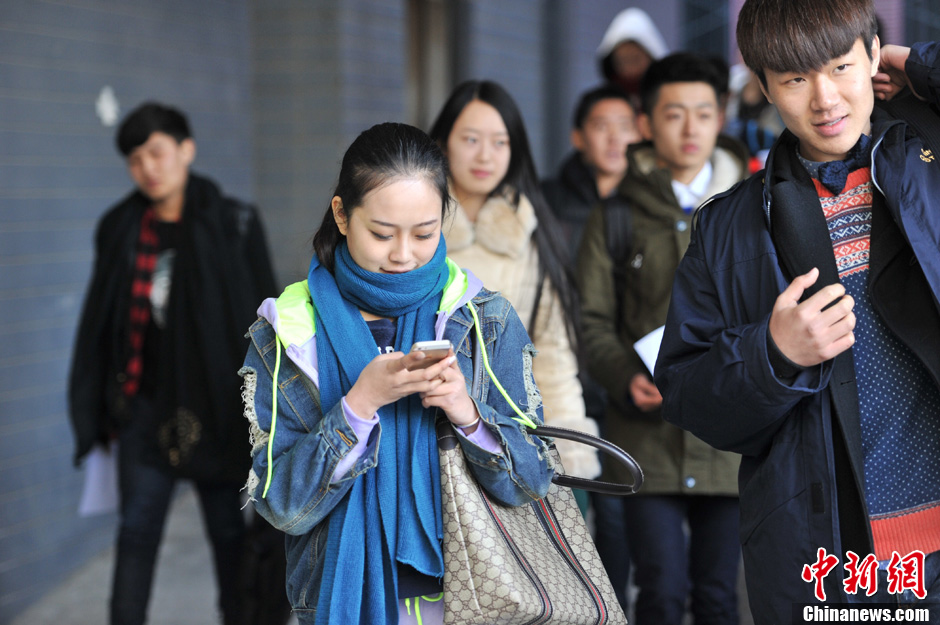 圖為表演系考生走出考場(chǎng)。