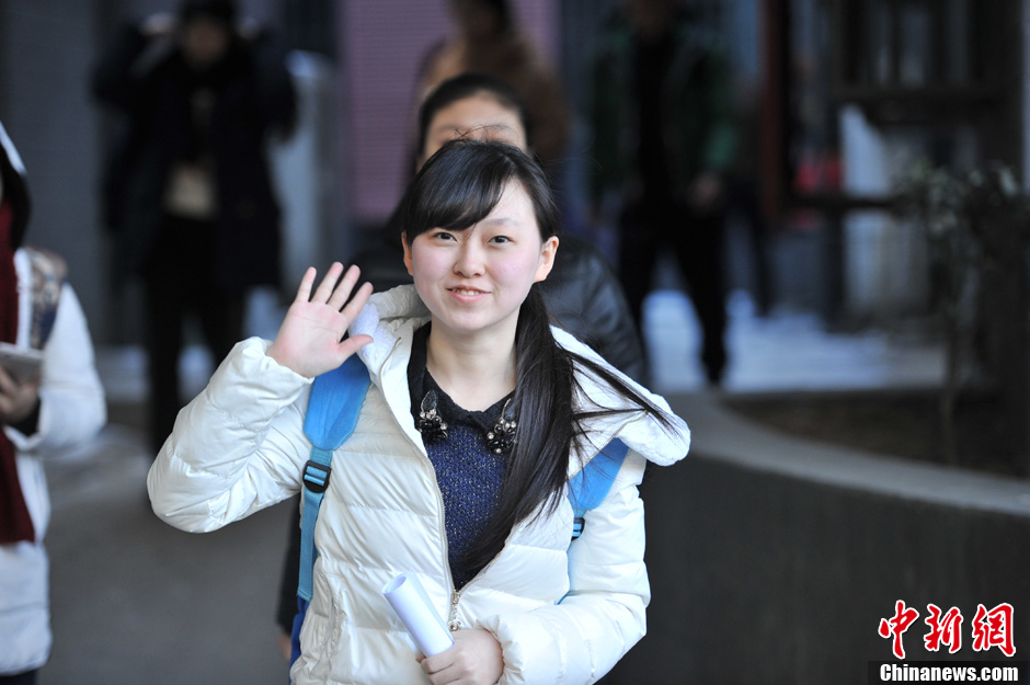 圖為表演系考生走出考場(chǎng)。