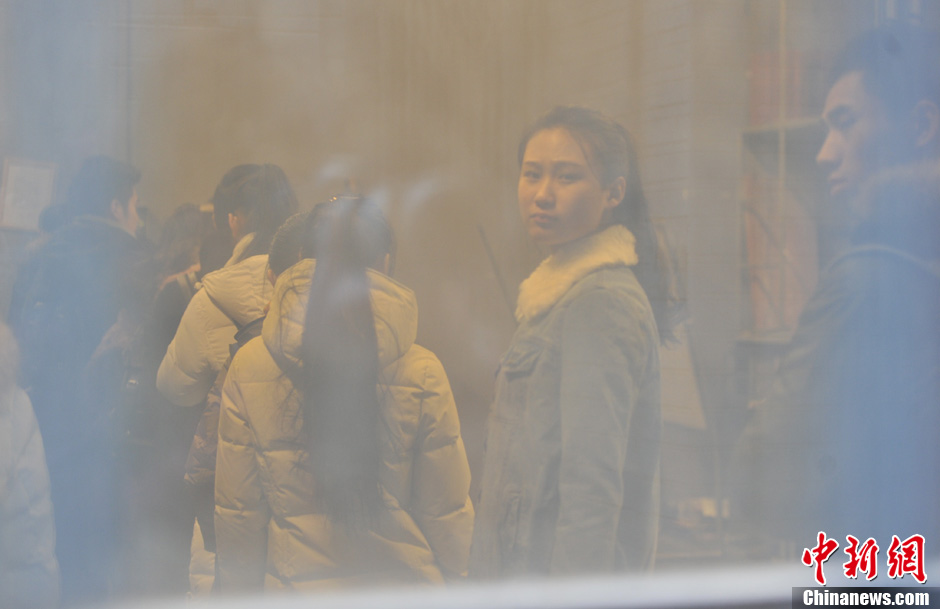 圖為表演系考生走出考場(chǎng)。