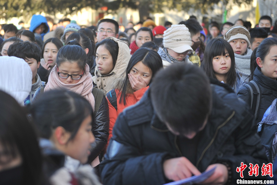 圖為報(bào)考現(xiàn)場(chǎng)。