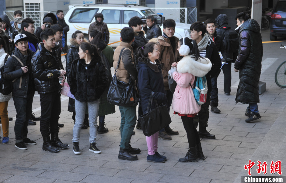 圖為表演系考生走出考場(chǎng)。