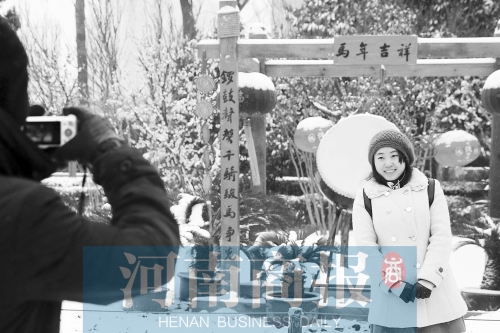 紫荊山公園里布置喜慶，引來(lái)不少游客合影留念。記者 楊東華/攝