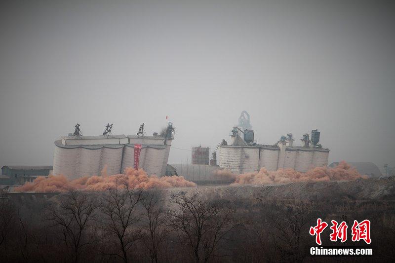 　2014年2月17日，石家莊市再次啟動(dòng)壓減水泥過(guò)剩產(chǎn)能、治理大氣污染水泥企業(yè)集中爆破拆除行動(dòng)。