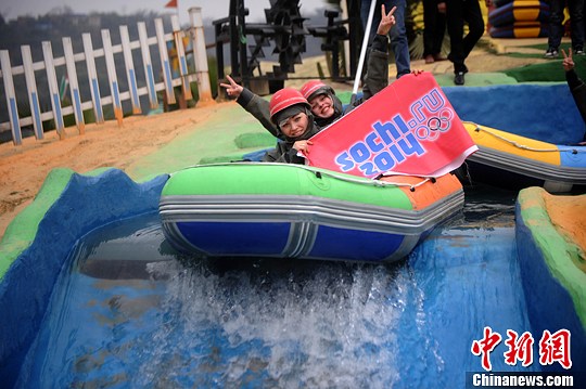 　圖為外國友人舉著標(biāo)語體驗水上漂。陳超　攝