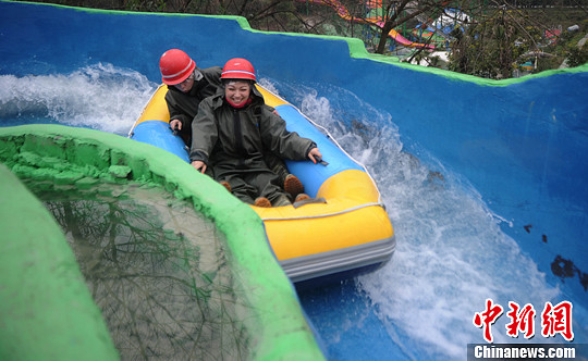 圖為外國友人體驗水上漂。陳超　攝