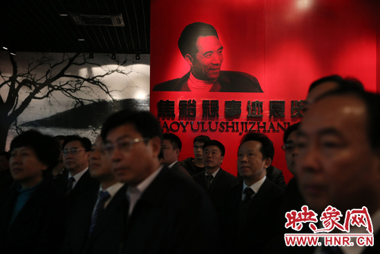 在焦裕祿紀(jì)念館，參觀的人絡(luò)繹不絕，一批批來(lái)自全國(guó)各地的黨員干部前來(lái)學(xué)習(xí)焦裕祿事跡