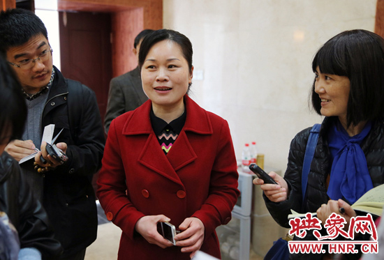 董亞娜是焦裕祿紀(jì)念館副館長(zhǎng)，她兩次給習(xí)近平講解，贊總書(shū)記看得仔細(xì)，聽(tīng)得認(rèn)真。3月20日，記者在蘭考采