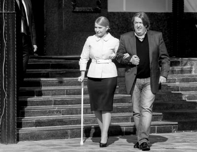 3月27日，烏克蘭基輔，前總理季莫申科在朋友的陪伴下赴新聞發(fā)布會現(xiàn)場，宣布將參加烏克蘭總統(tǒng)選舉。