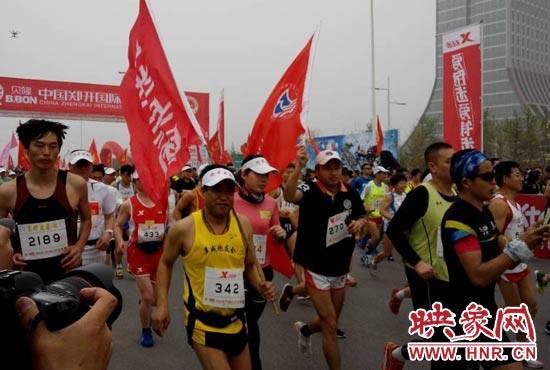 目前在鄭開大道上，一場角逐正在展開。