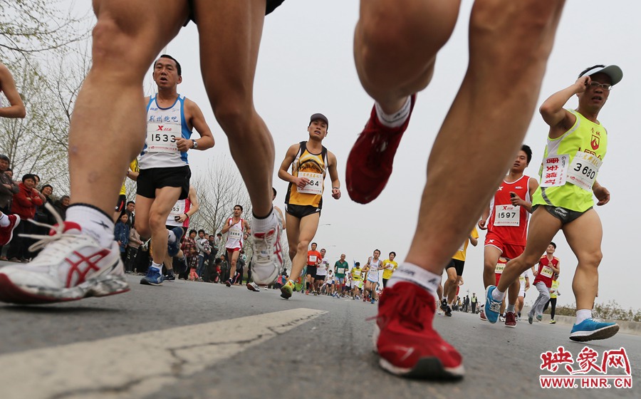 約五公里處，選手們已經(jīng)拉開了距離。