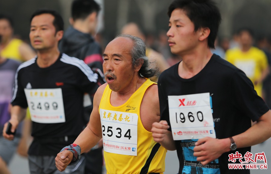 一位老年選手與年輕人比速度。