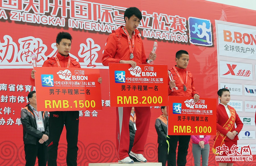 男子半程前三名選手。