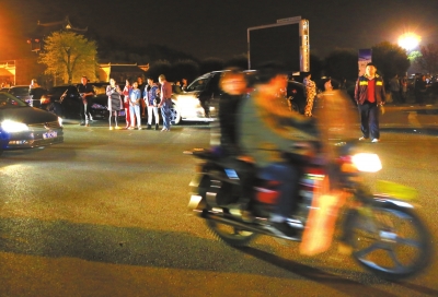 3月30日凌晨，地震發(fā)生后，秭歸縣城一些居民聚集到開闊的廣場上。新華社發(fā)