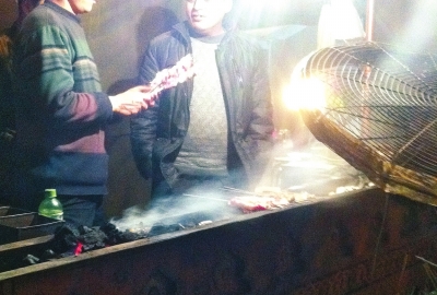 露天燒烤整夜煙熏火燎，路邊居民苦不堪言。