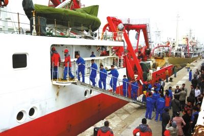  4月8日，“科學(xué)號(hào)”科學(xué)考察船從青島市中苑碼頭啟航，赴沖繩海槽區(qū)域進(jìn)行科學(xué)考察。圖/CFP