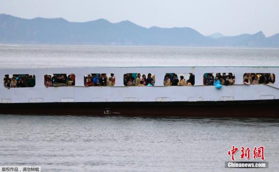 　4月17日清晨，失蹤者家屬乘坐渡輪前往事故現(xiàn)場。