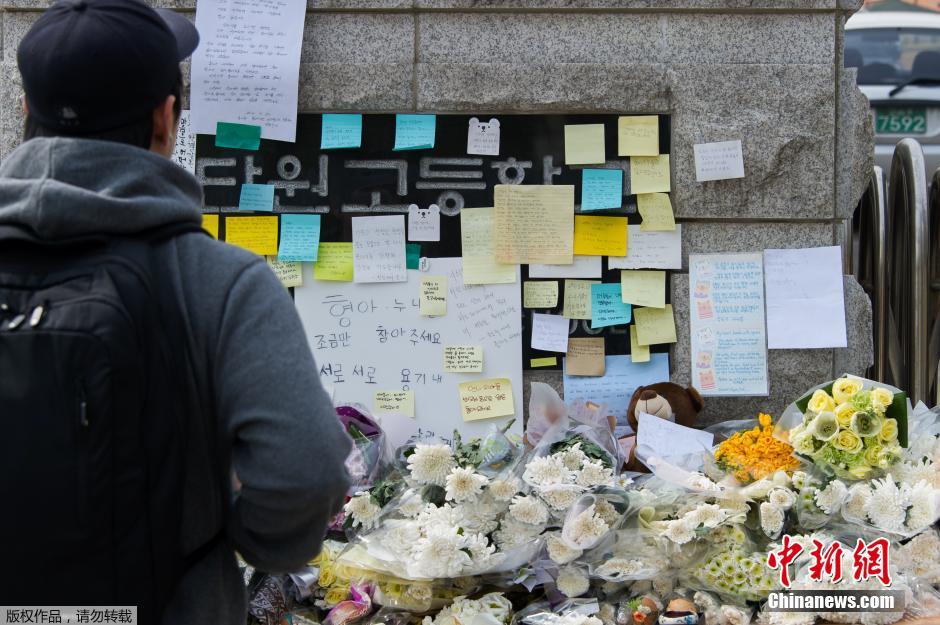 當(dāng)?shù)貢r(shí)間2014年4月21日，韓國(guó)安山，民眾持續(xù)為沉沒(méi)客輪失蹤乘客祈禱。