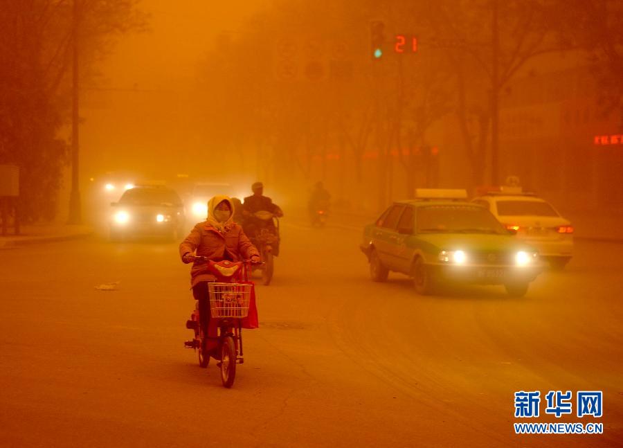4月23日，沙塵暴中的敦煌街頭。