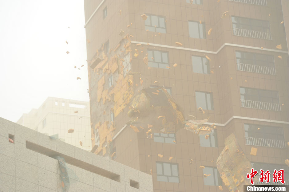 4月23日，受強冷空氣影響，新疆哈密出現(xiàn)出現(xiàn)強沙塵和降溫天氣，部分路段能見度不足50米