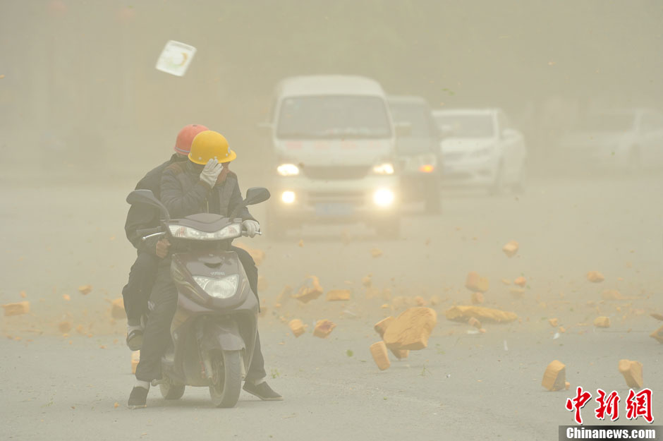 4月23日，受強冷空氣影響，新疆哈密出現(xiàn)出現(xiàn)強沙塵和降溫天氣
