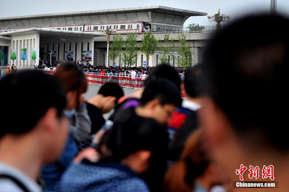 北京車展公眾日首個(gè)周末 地鐵國展站客流破紀(jì)錄 北京車展公眾日首個(gè)周末 地鐵國展站客流破紀(jì)錄