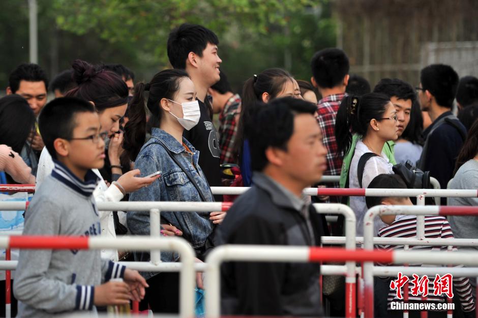北京車展公眾日首個(gè)周末 地鐵國展站客流破紀(jì)錄 北京車展公眾日首個(gè)周末 地鐵國展站客流破紀(jì)錄