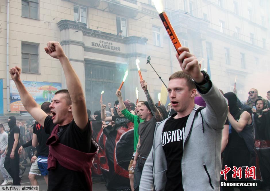 當?shù)貢r間4月28日，烏克蘭哈爾科夫，親歐民眾和親俄民眾在街頭示威時發(fā)生大規(guī)模沖突。