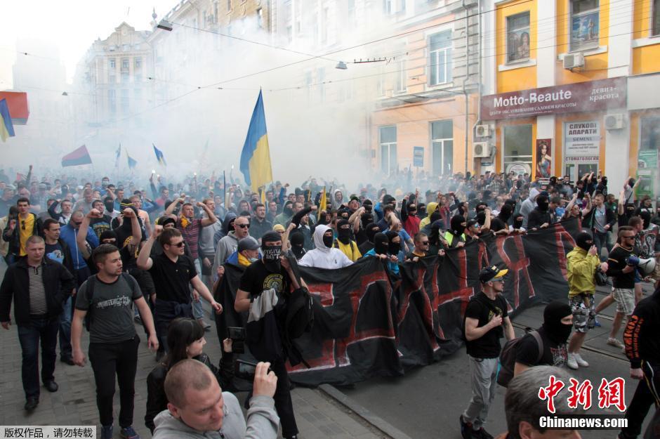 當?shù)貢r間4月28日，烏克蘭哈爾科夫，親歐民眾和親俄民眾在街頭示威時發(fā)生大規(guī)模沖突。