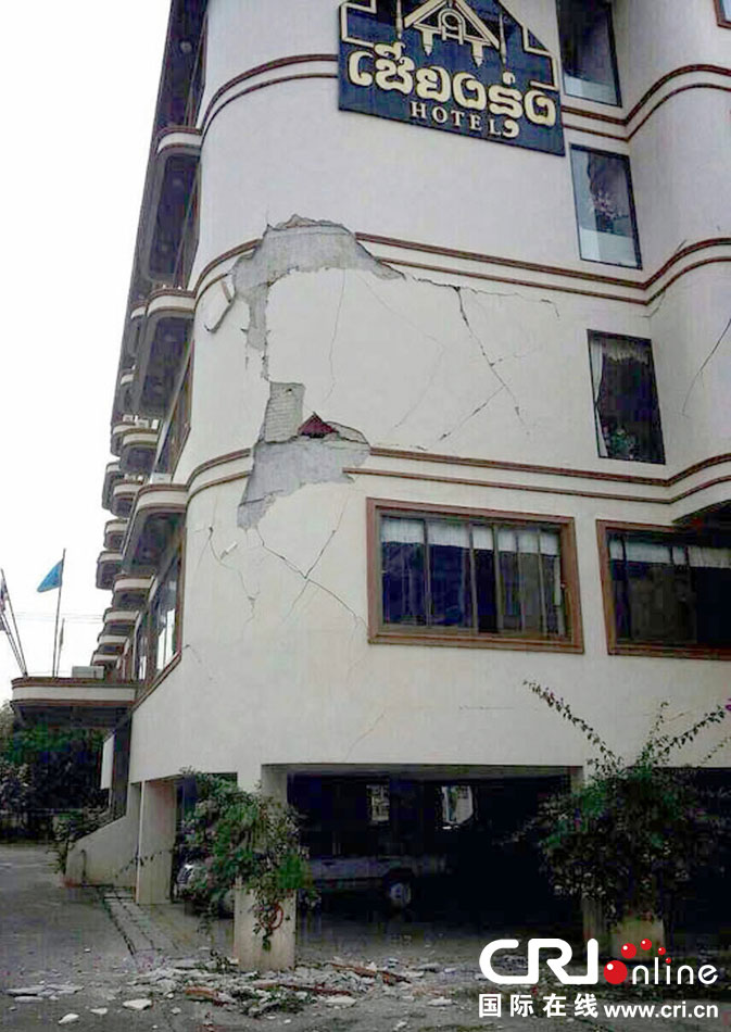 　當?shù)貢r間2014年5月5日，泰國清萊，一棟酒店大樓墻皮脫落。 圖片來源：東方IC