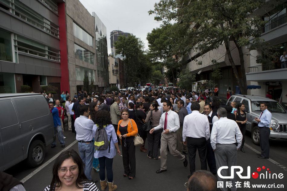 當(dāng)?shù)貢r間2014年5月8日，墨西哥墨西哥城，市民聚集在街道上?！D片來源：Rebecca Black