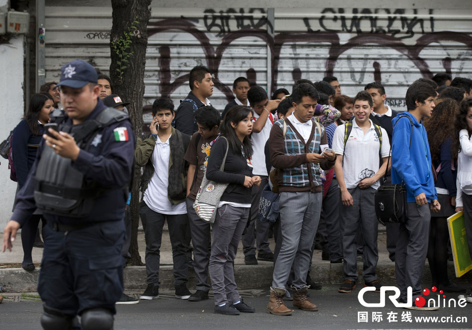 當(dāng)?shù)貢r間2014年5月8日，墨西哥墨西哥城，市民等在路邊等待道路重新開啟。