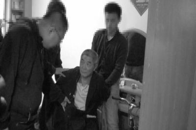 　向南夫被警方抓獲。