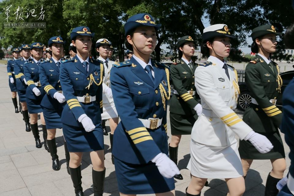 解放軍首批女儀仗兵亮相，90%以上擁有大專以上學(xué)歷，平均身高1.72米。圖為女兵儀仗隊(duì)。