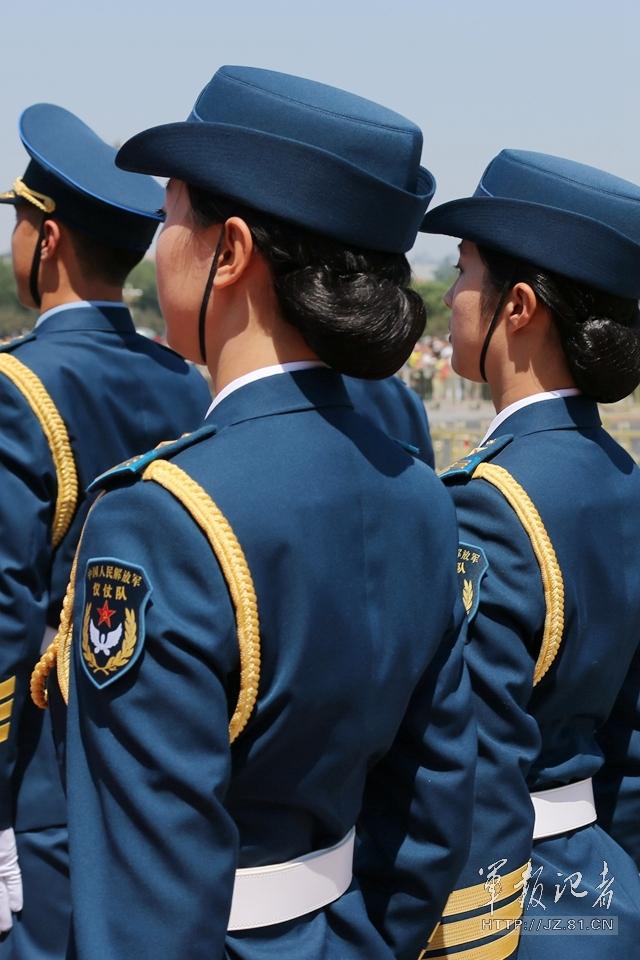 解放軍首批女儀仗兵亮相，90%以上擁有大專以上學(xué)歷，平均身高1.72米。圖為女兵儀仗隊(duì)。