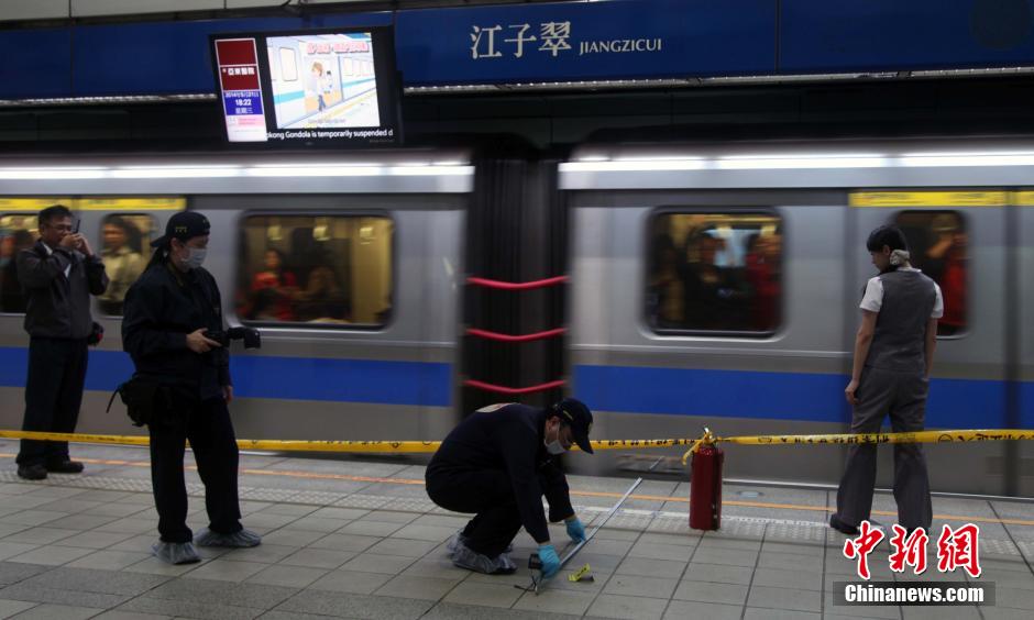 圖為新北市警察在現(xiàn)場勘查。中新社發(fā) 劉舒凌 攝