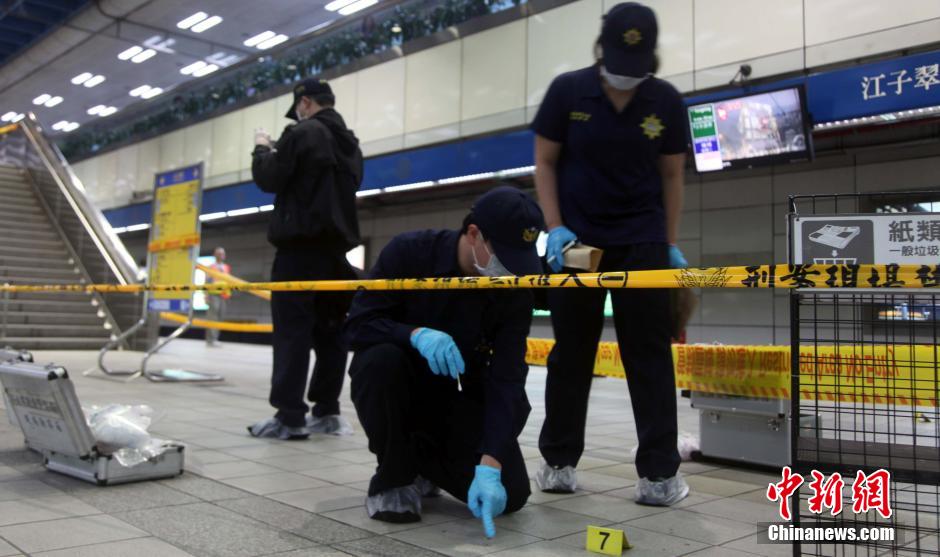圖為新北市警察在現(xiàn)場勘查。中新社發(fā) 劉舒凌 攝