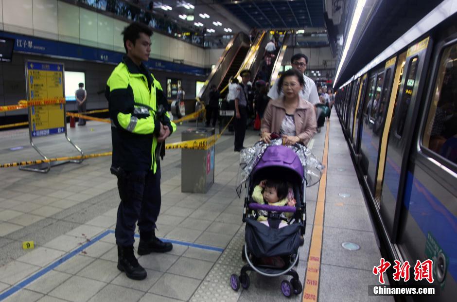 圖為新北市警察在現(xiàn)場勘查。中新社發(fā) 劉舒凌 攝