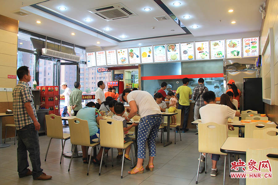 慶豐包子的金字招牌真不是蓋的,雖然店面還沒有正式營業(yè),已有許多食客慕名來吃包子。