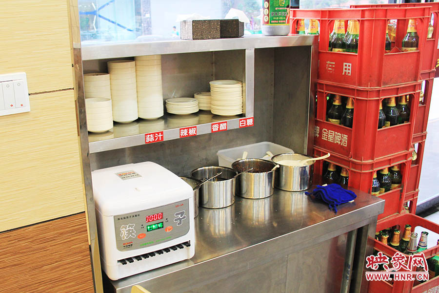 調(diào)料、小碟、餐具也都被放在另一張單獨的桌子上,需要用餐者“自助”。