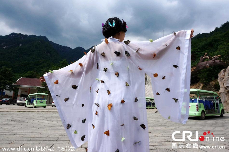 “蝴蝶仙子”身穿上百只剛剛扎死的蝴蝶。圖片來源：老祝/東方IC