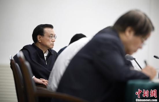 李克強在赤峰主持召開部分企業(yè)與金融機構負責人座談會。