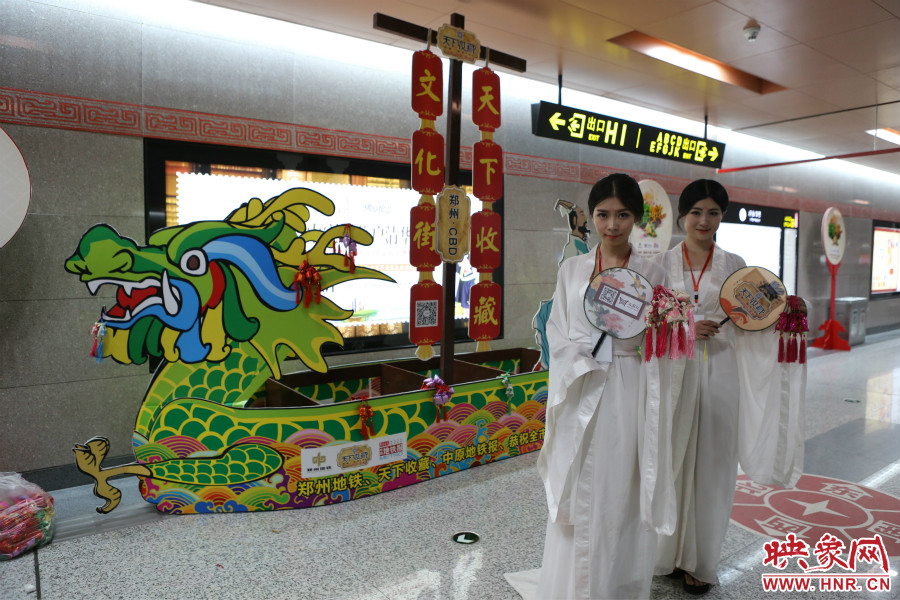 乘著龍舟“穿越”到鄭州的兩位古裝美女。