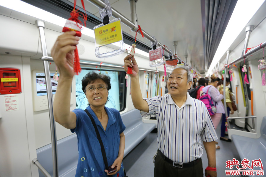 濃濃的端午文化吸引了不少老年人前來乘坐地鐵。