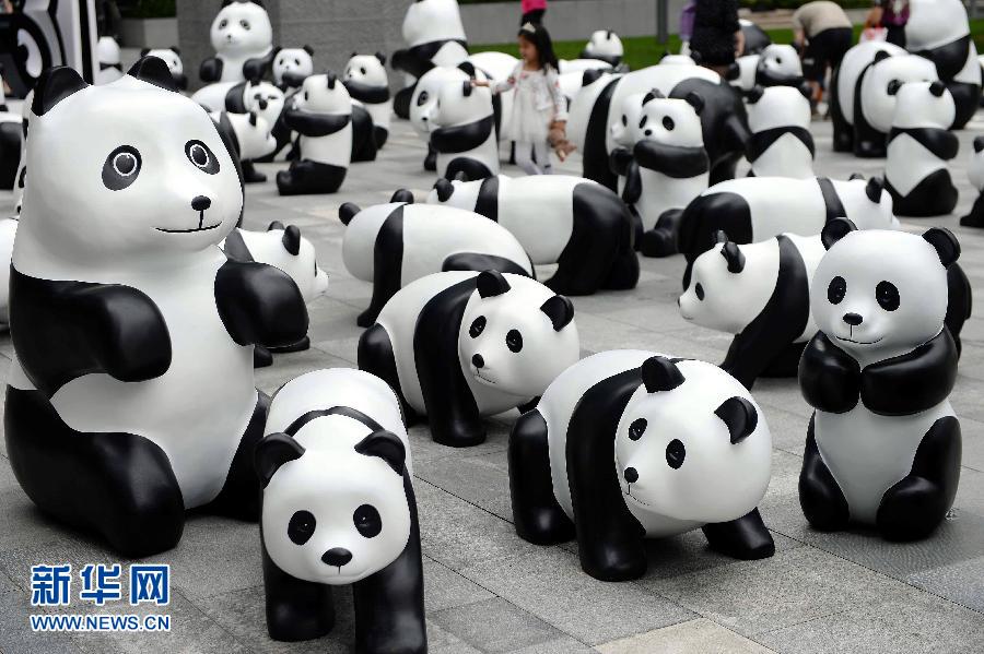 這是6月2日在上海靜安嘉里中心廣場拍攝的萌態(tài)百出的“熊貓”大軍。