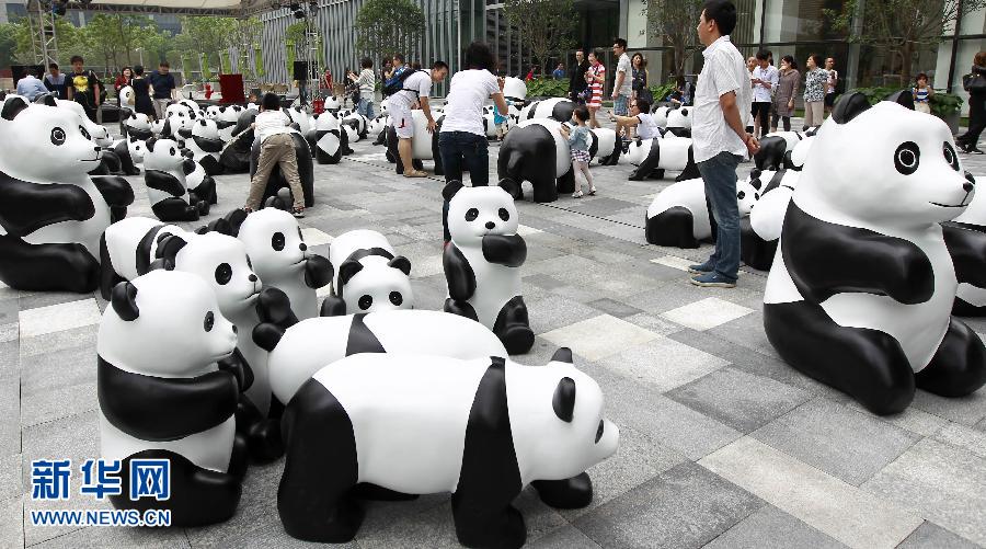 6月2日在上海街頭拍攝的大熊貓模型。