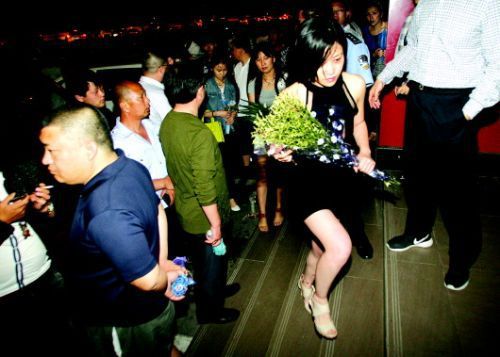 血案發(fā)生幾天來，很多招遠(yuǎn)市民自發(fā)送來鮮花，悼念逝者。本報(bào)記者趙金陽見習(xí)記者呂奇攝