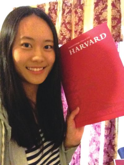 一米七二的身高，小麥色的皮膚，長(zhǎng)發(fā)近乎及腰，灰色的連衣裙，當(dāng)“美范兒”十足的張媛琦出現(xiàn)在記者面前時(shí)，記者很難想象如此成熟的她才只有19歲。